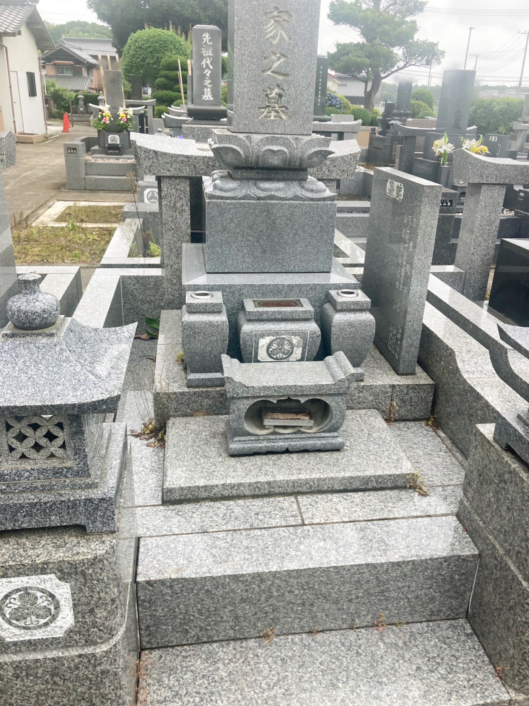 施工前の和型石塔(八千代市の墓地リフォーム)