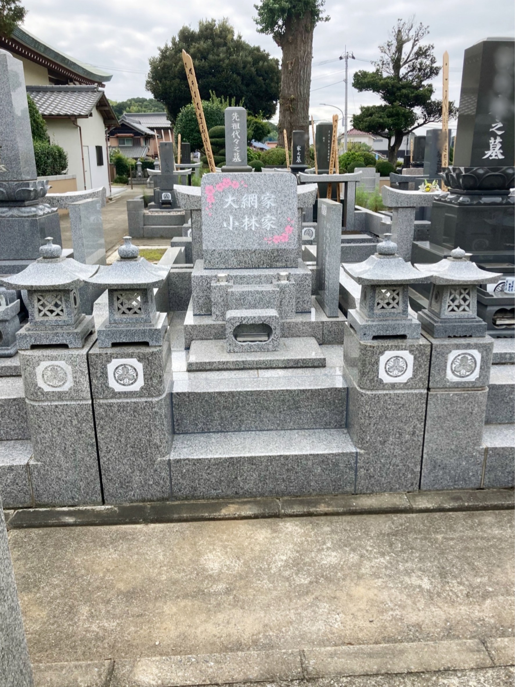 施工後の洋型石塔(八千代市・桜の彫刻入り)