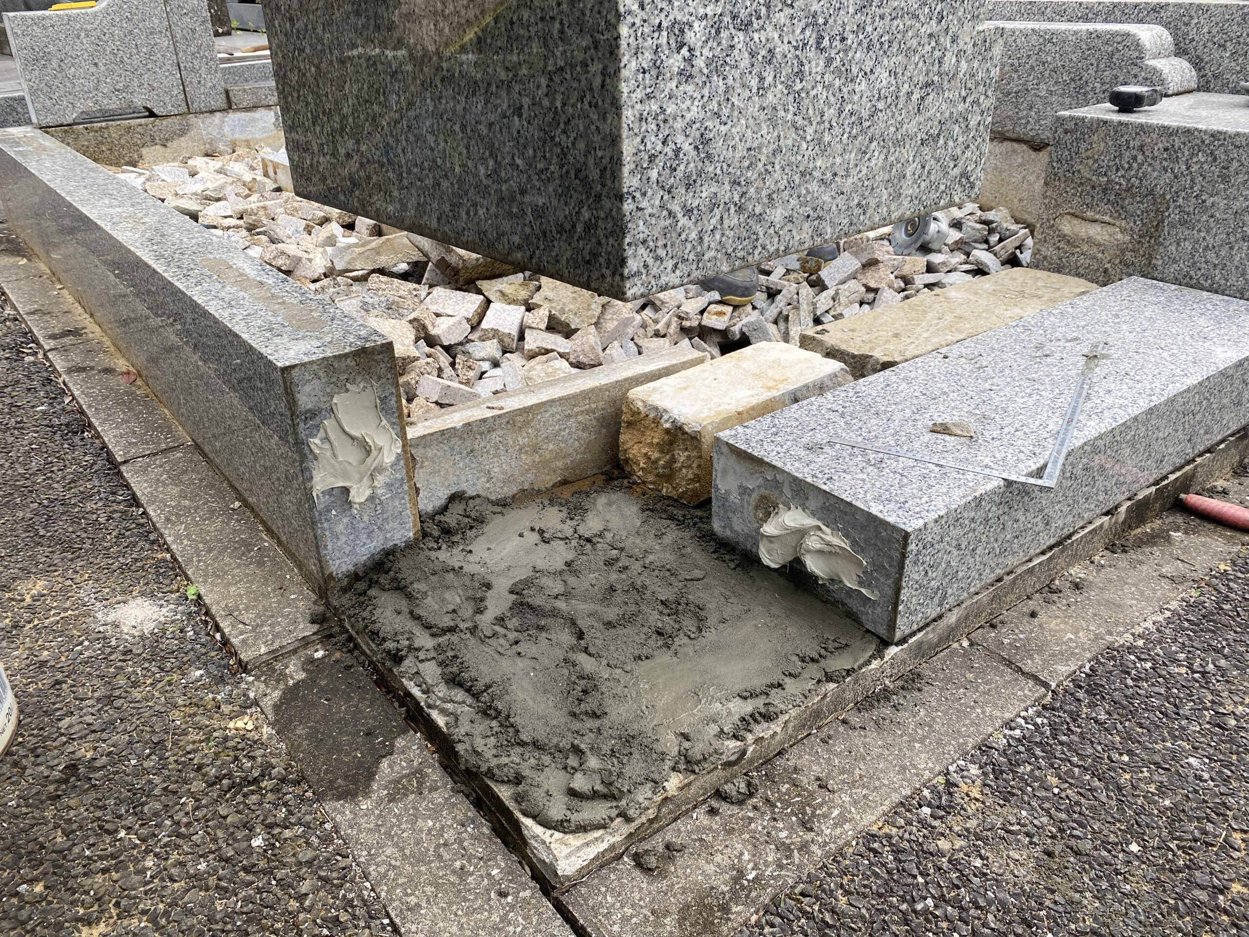 親柱を取り付け直しているところ