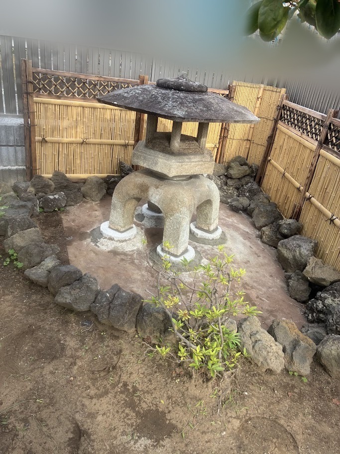 お引っ越し後。綺麗になって新しいお庭に据え付けられた雪見灯籠(千葉市花見川区)