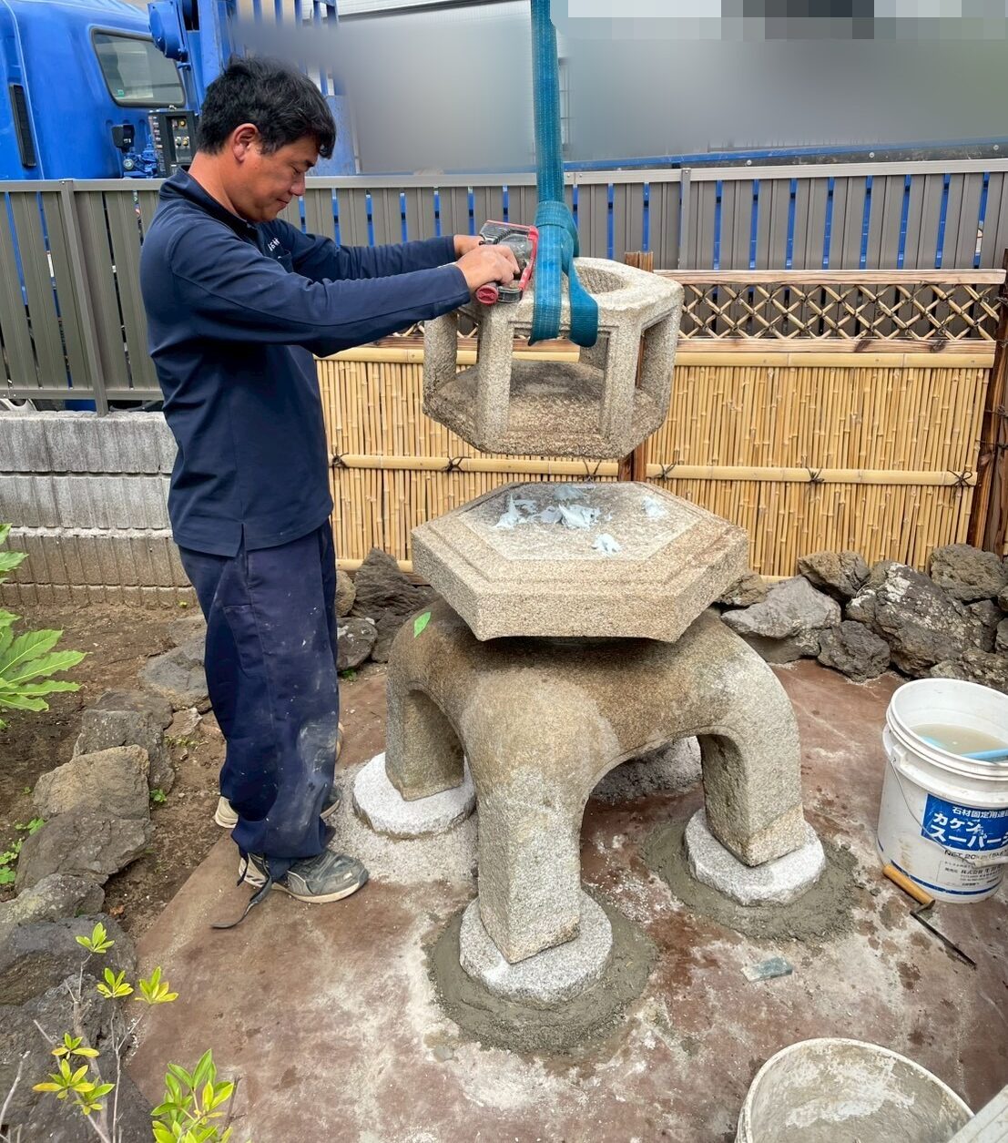 千葉市花見川区 雪見灯籠 石材専用ボンドで据え付け作業中