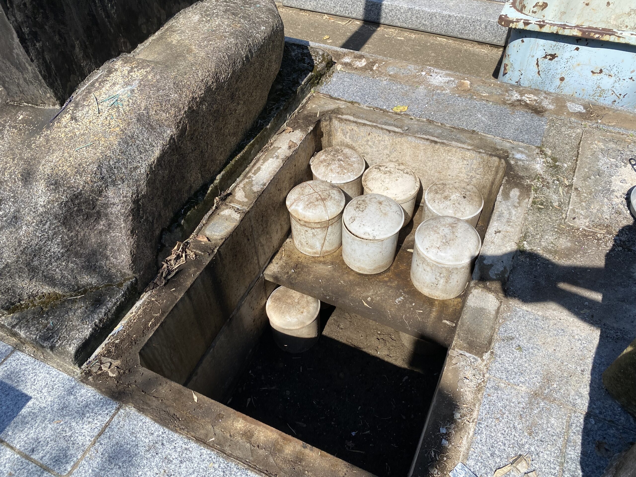 カロートから出てきた12個の骨壺（八千代市 M・N様）