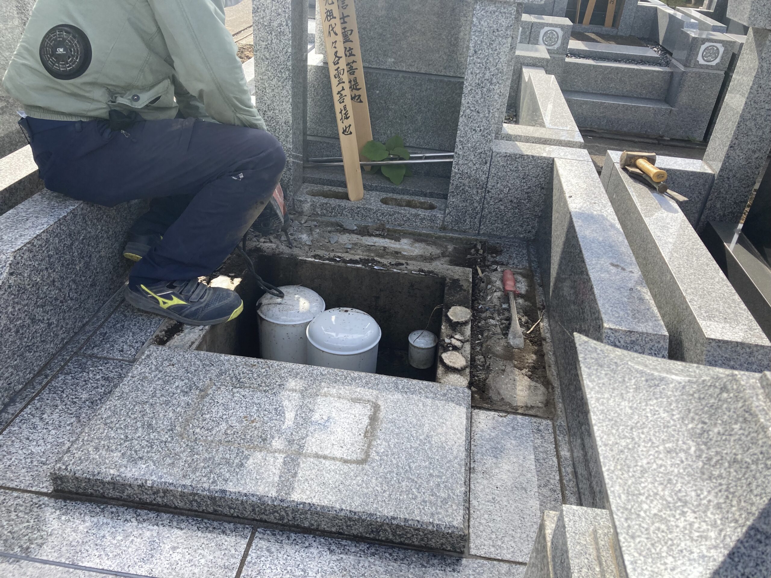 古い敷石を外している作業