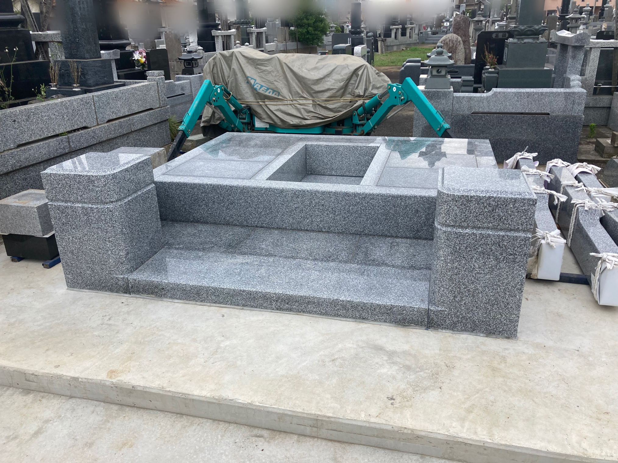 千葉県 K様 外柵建込完了。白御影石(湖南688)の外柵を組み上げた状態