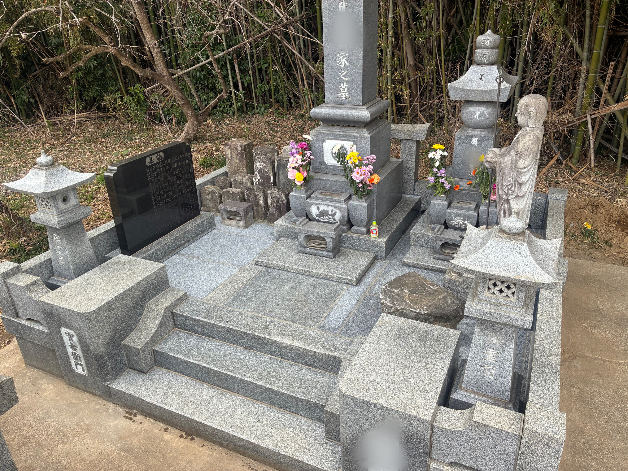 施工後。敷石が隙間なく張られ、ほうき一本で掃除できるお墓になりました