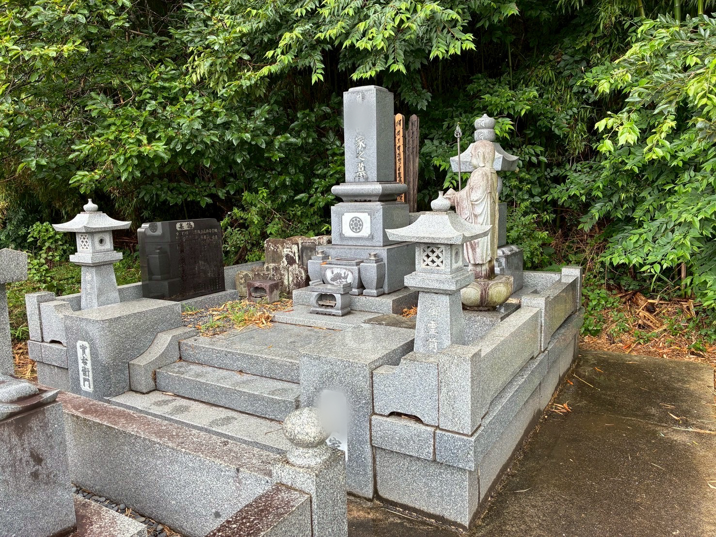 工事前のお墓。すぐ後ろが竹林で、風が吹くたびに笹の葉が舞い込みます