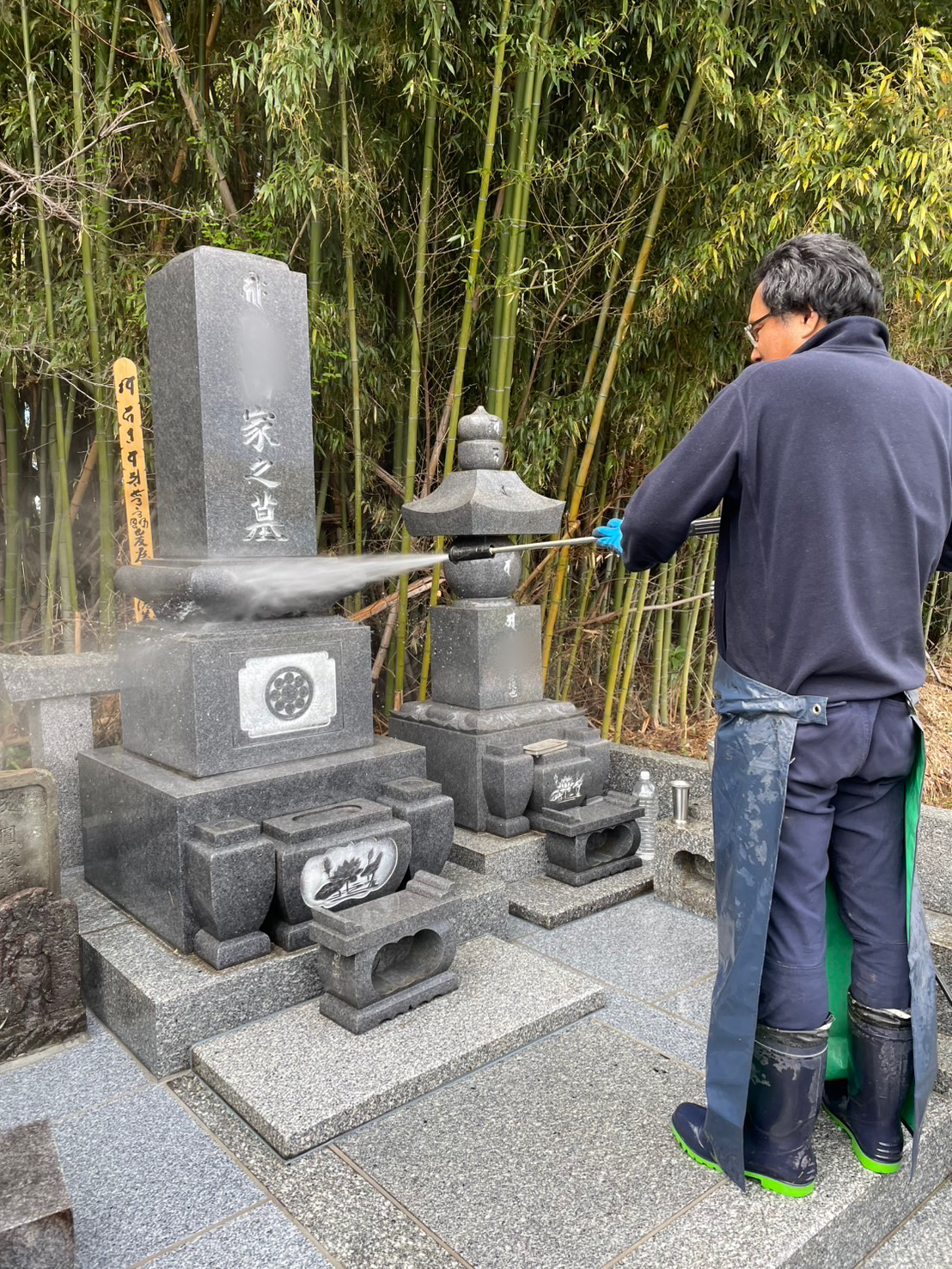 仕上げの高圧洗浄。長年の汚れまで洗い流し、石本来の輝きを呼び戻します