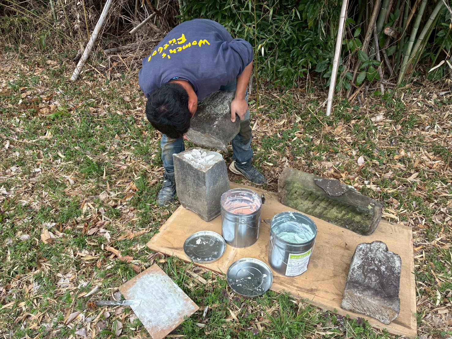 100年以上経過したご先祖様の石塔を、石材専用ボンドで補修する様子