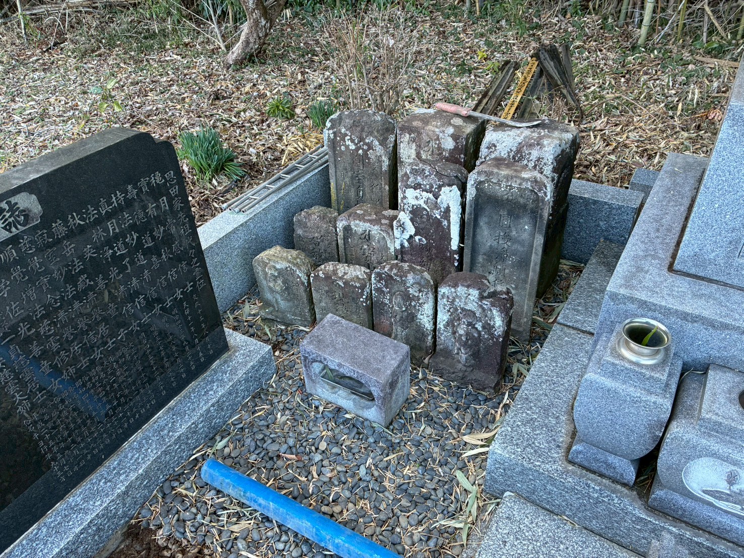 ご先祖様の石塔。石同士がほぼ密着していて、雑草抜きの道具も入りませんでした