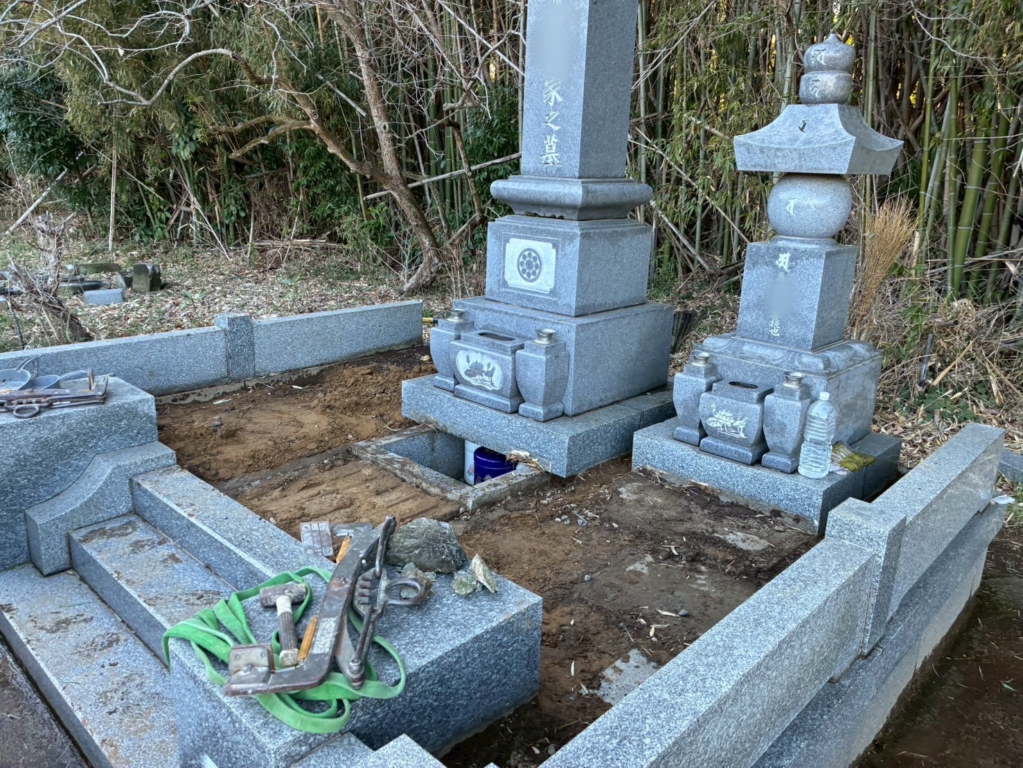 上物を外した状態。長年溜まった砂利や土、絡んだ笹の葉をすべて取り除きました