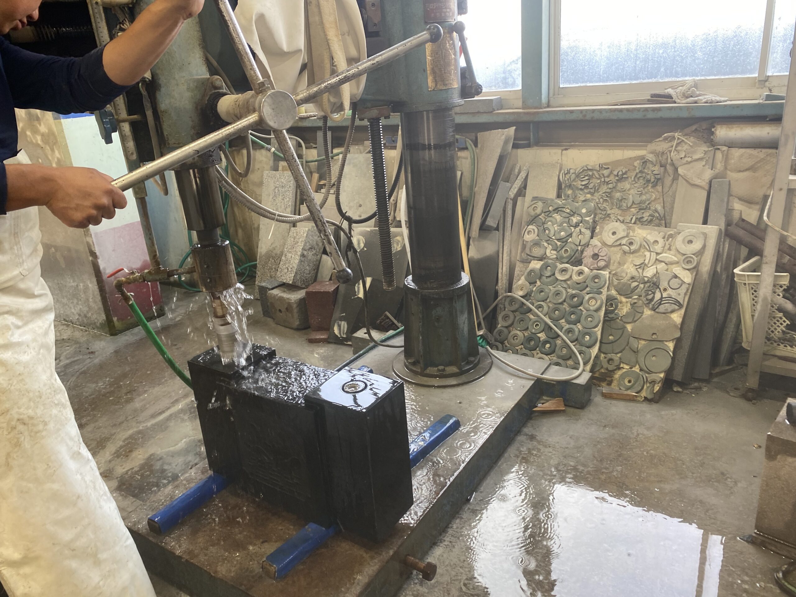 花立ての穴あけ作業の様子