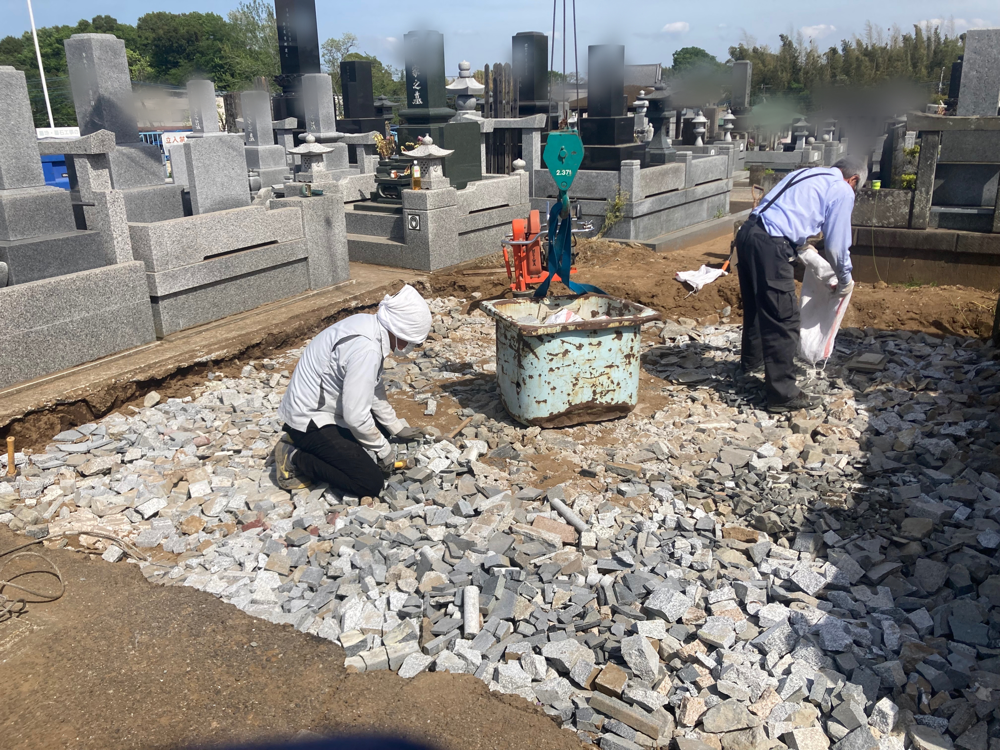 千葉県 K様 砕石撒き。土を取ったあと砕石を敷きならしているところ