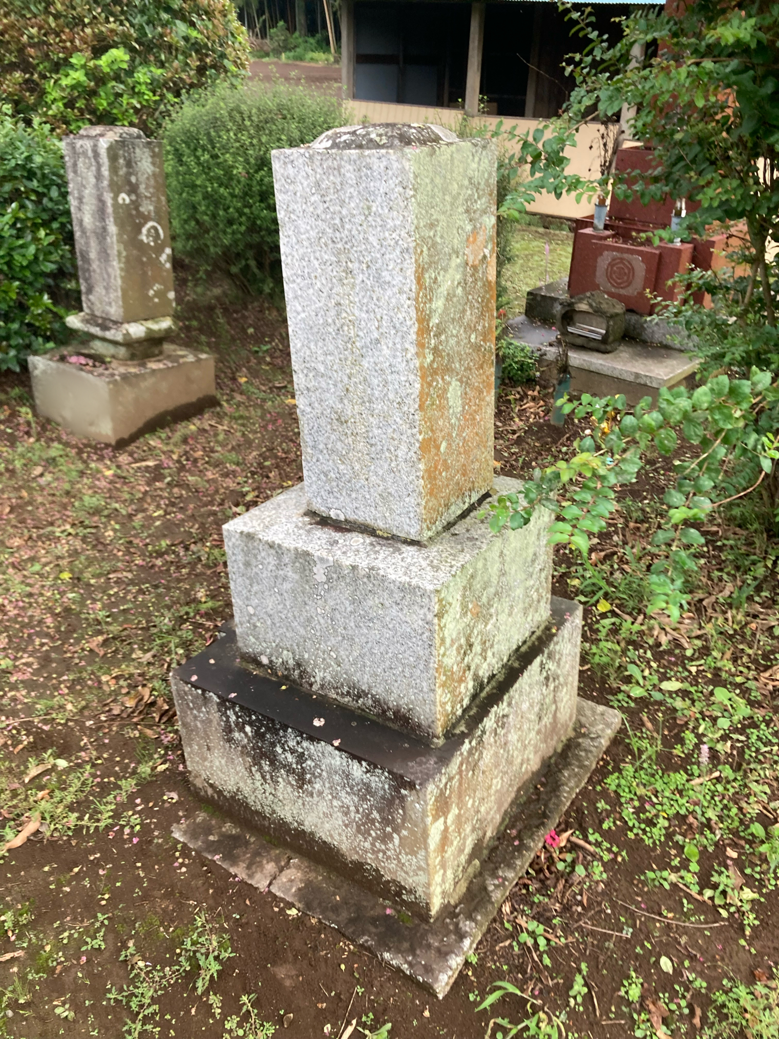 施工前の先祖石塔 大小さまざまな形が残っていた千葉県I様の先祖代々の石塔