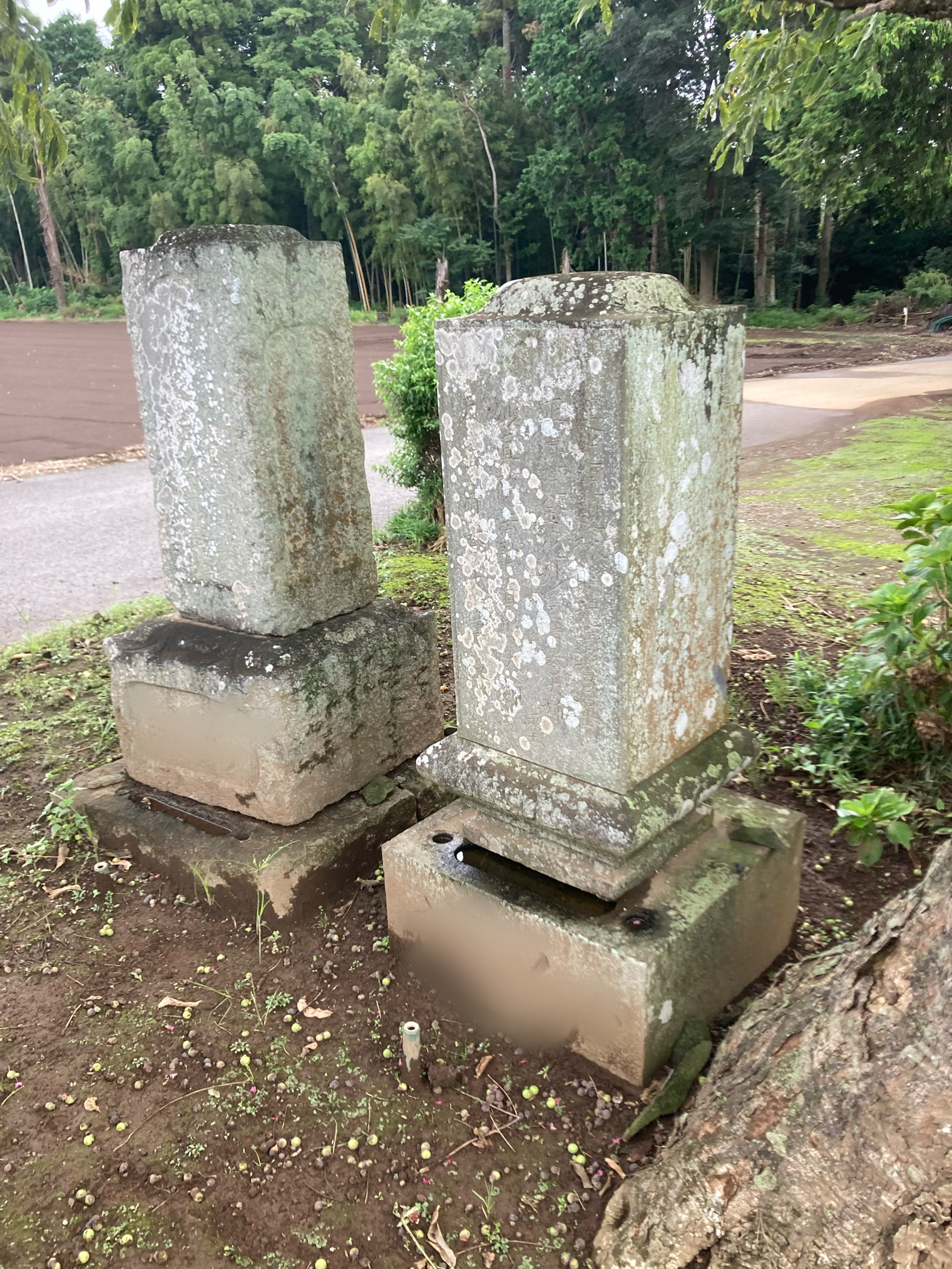 施工前の先祖石塔 長い年月でバラバラに並んでいた千葉県I様の先祖代々の石塔