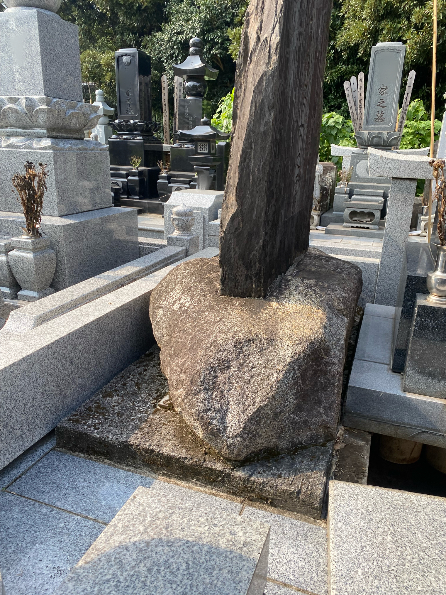 仙台石の前後の隙間が狭く灯篭も立っていて掃除がしにくかった様子（八千代市 M・N様）