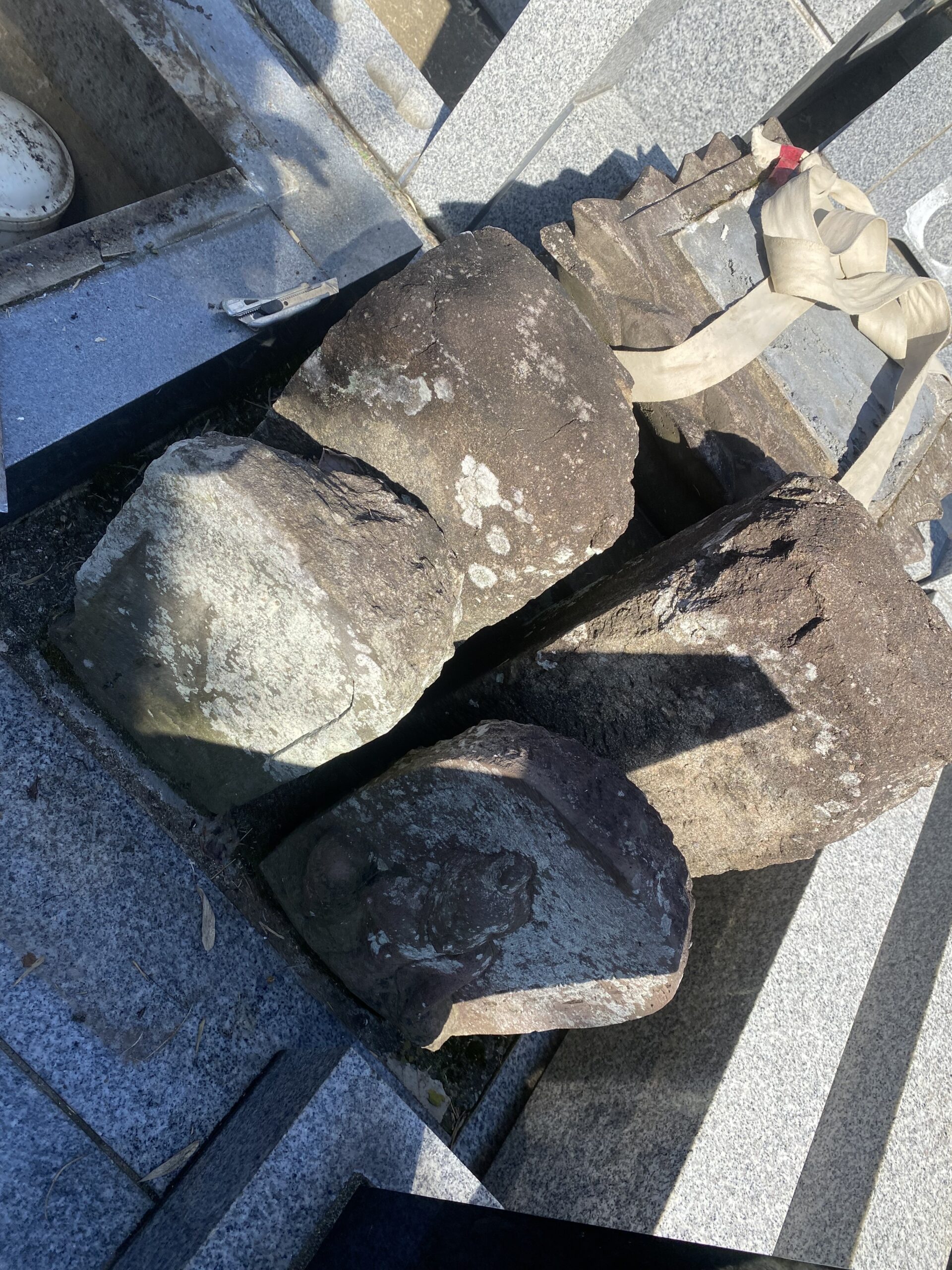 先祖石塔の隙間が中途半端で苔が入っていた様子（八千代市 M・N様）