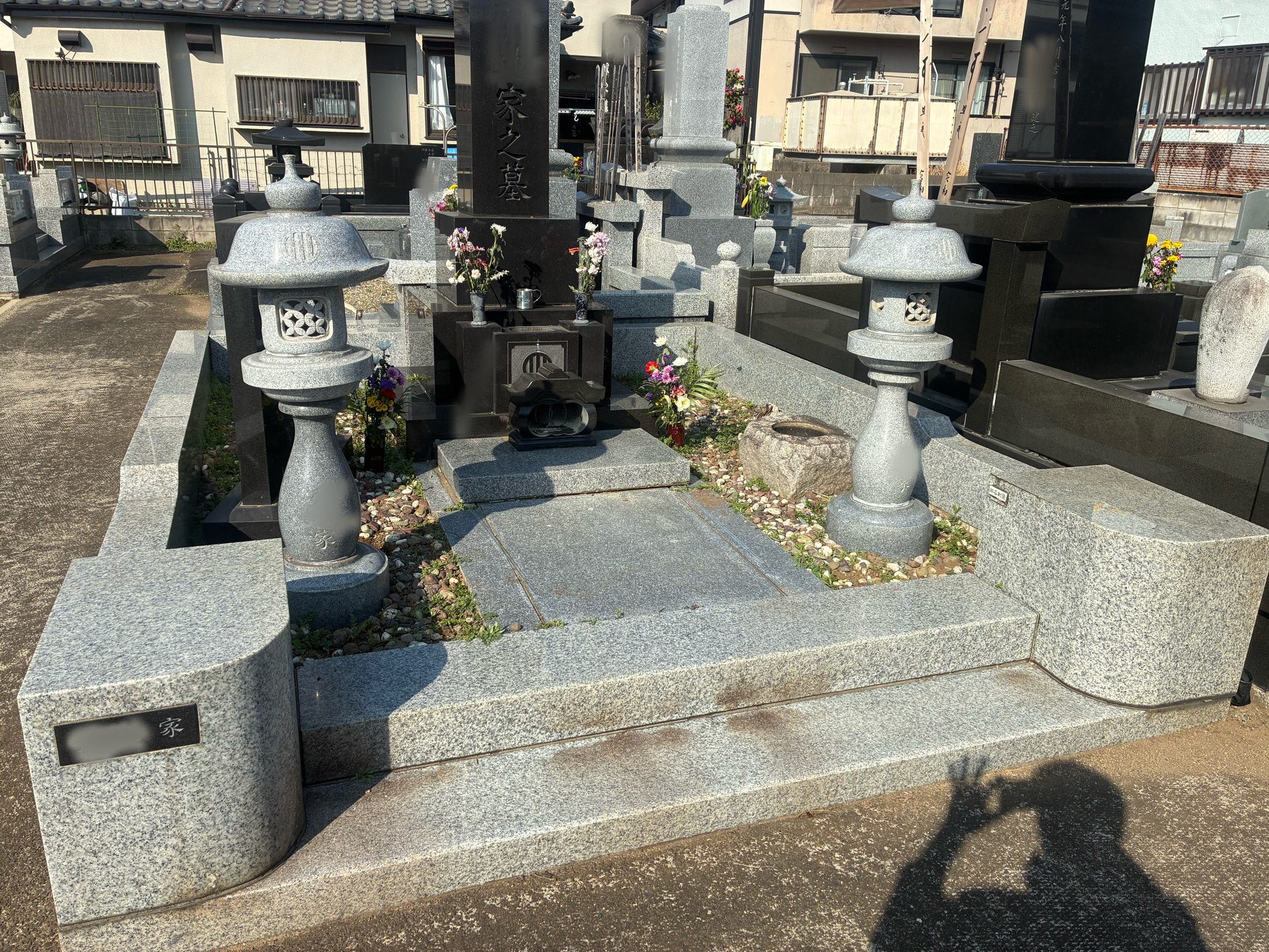 施工前の外柵。石と石のつなぎ目が開き、ここから土や水が入り込んでいました。