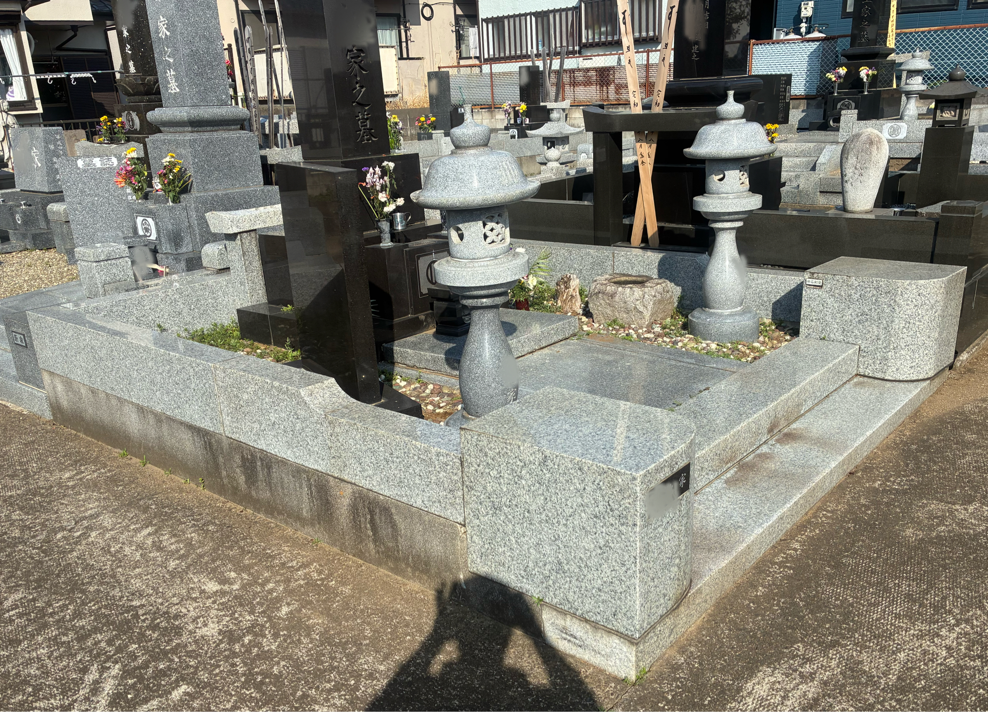 施工前。縦長の区画で、外柵のずれと雑草にお悩みでした。