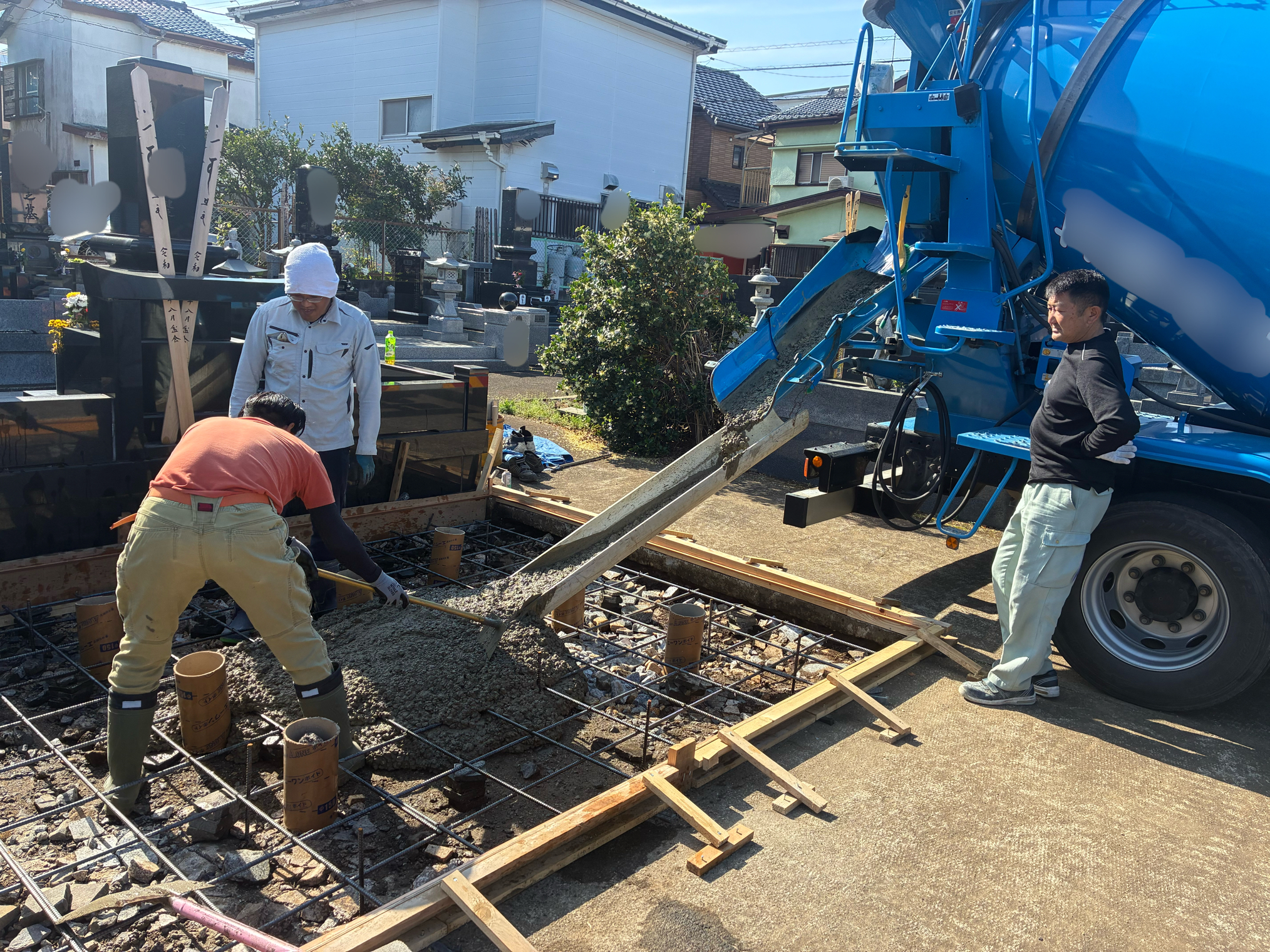 隣のお墓を傷つけないよう、生コン車を慎重に近づけてコンクリートを流し込みました。基礎の厚みは25cm以上です。