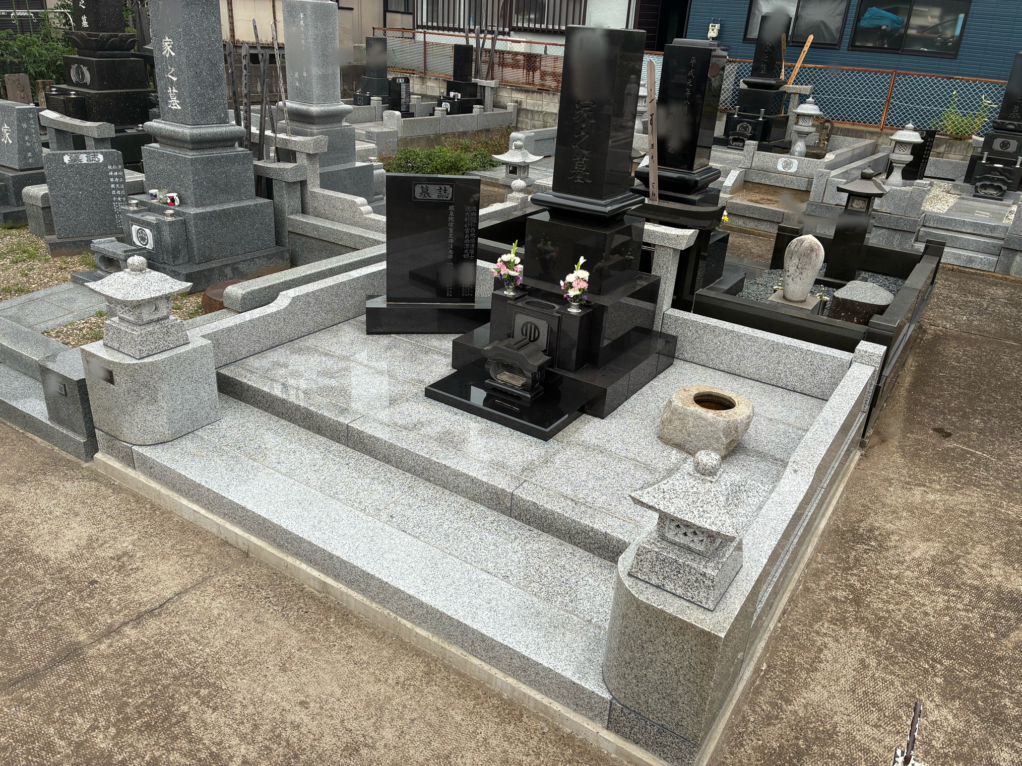 施工後。敷地いっぱいに広がる、掃除のしやすいお墓に生まれ変わりました。