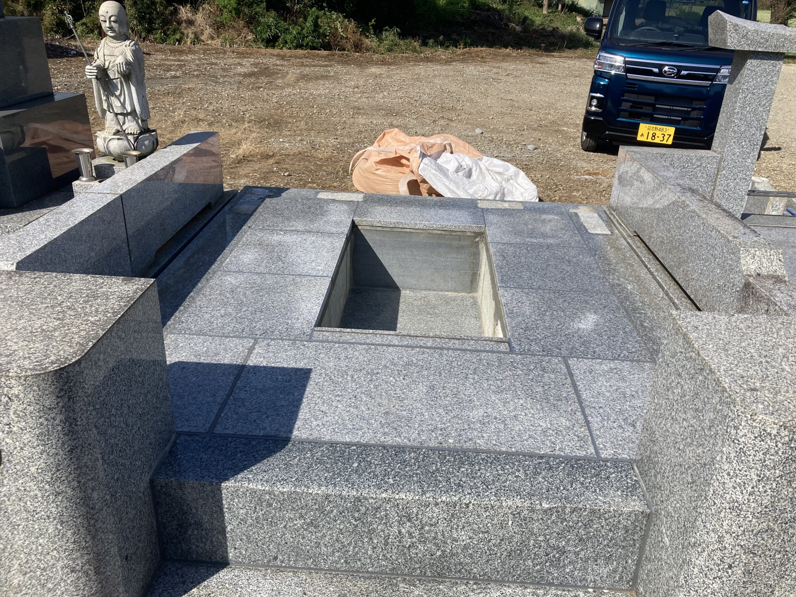 敷石完了、前から。元あったカロートの蓋石を工場で加工して作った敷石。