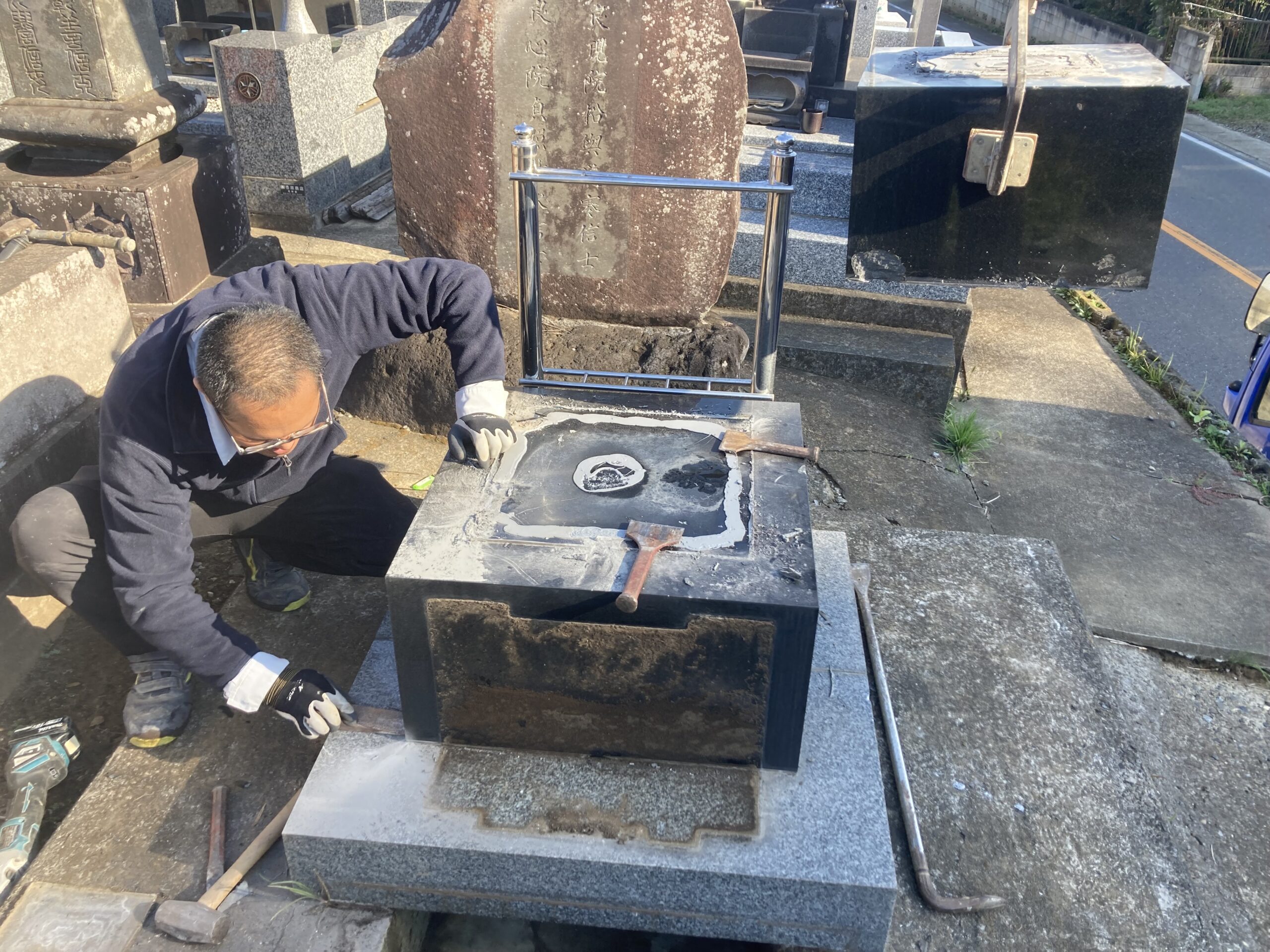 墓じまいの解体が進んでいる状況。八千代市の共同墓地