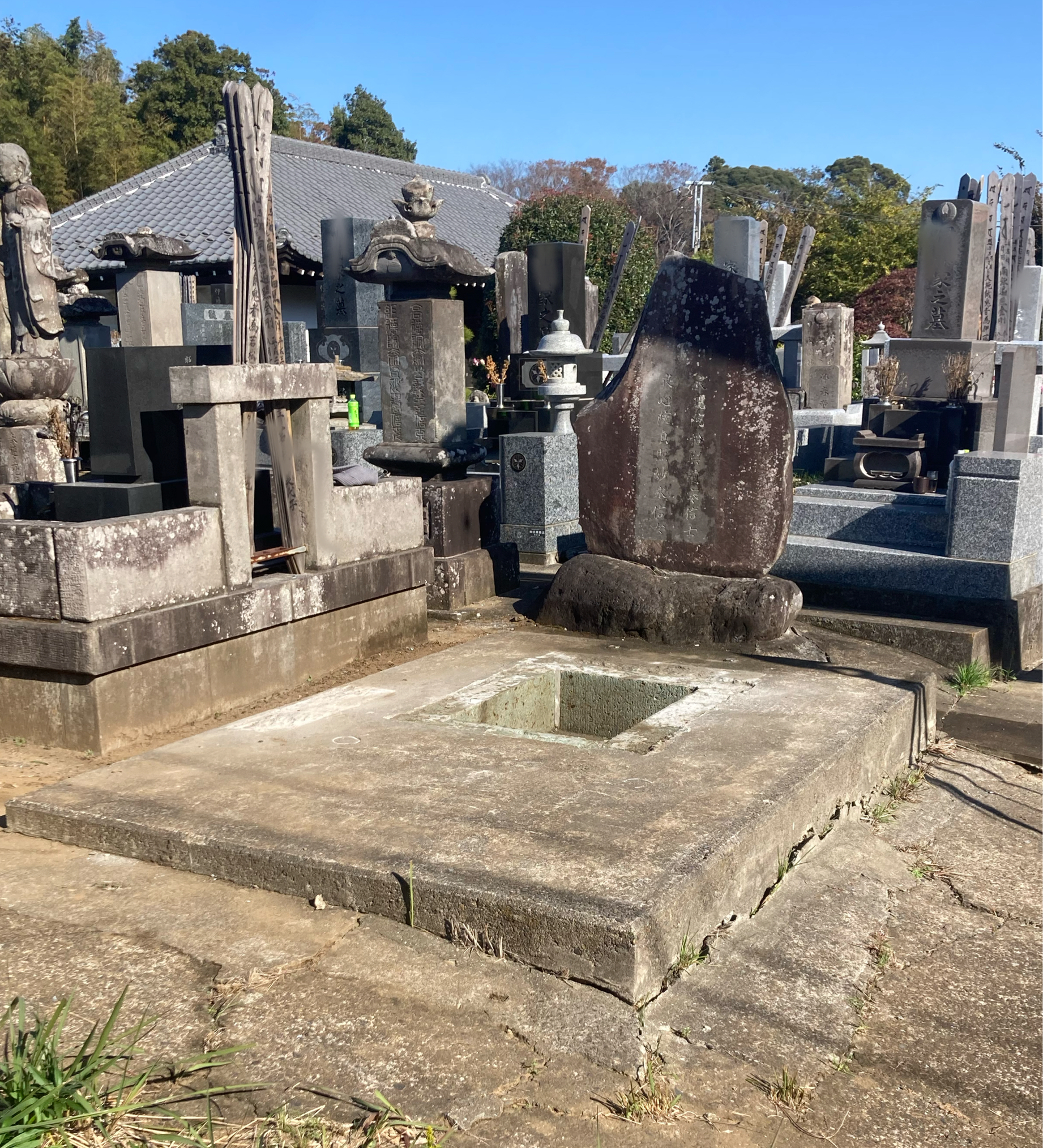 墓じまいの解体が完了し、基礎を残して整えた区画。八千代市の共同墓地
