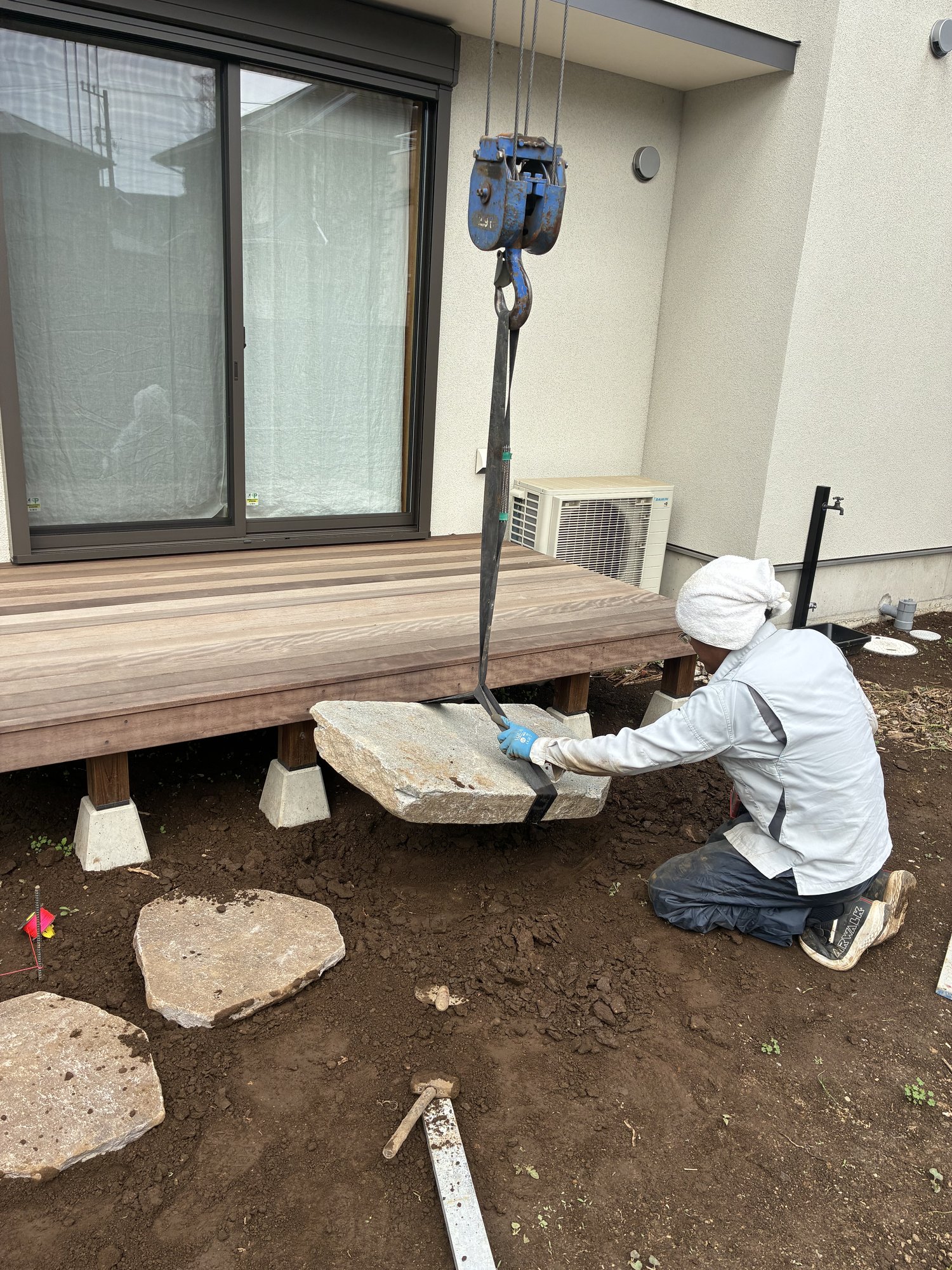 飛び石を吊り上げて、決めた位置に下ろしているところ