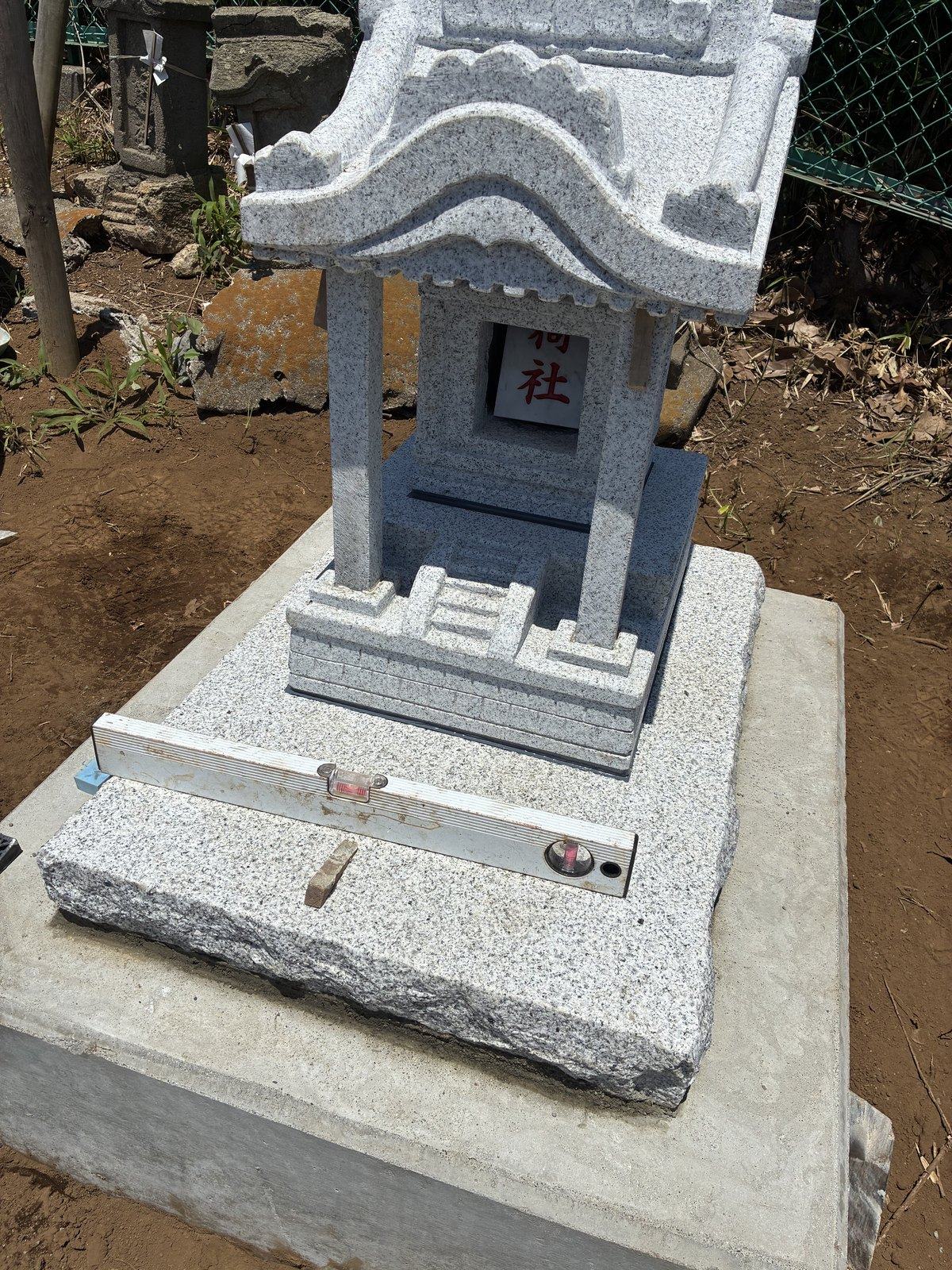お社を据えて、水平を確認します。