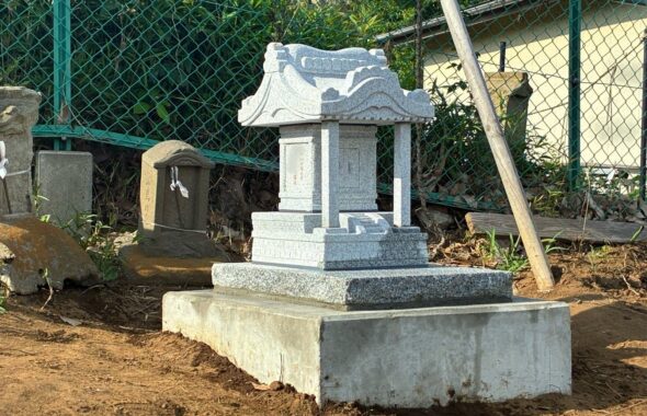 神額と金文字が入り、周囲を整えた氏神様の完成全景