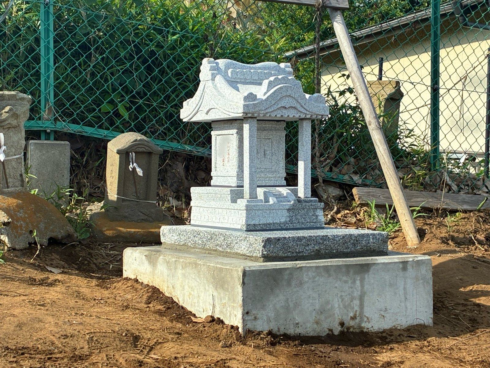神額と金文字が入り、周囲を整えた氏神様の完成全景