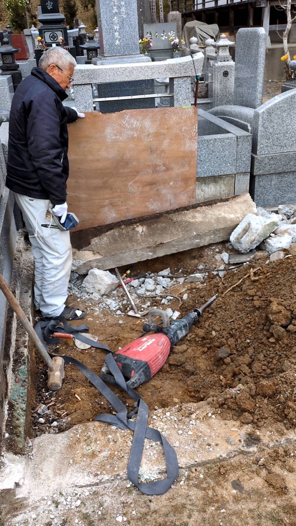 古い外柵をばらす。まわりを養生しながら、少しずつ