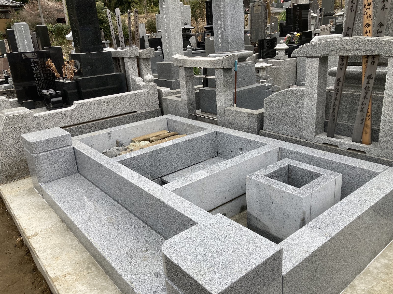 一つの外柵の中に、納骨室は二つ。外側だけを一つにしました