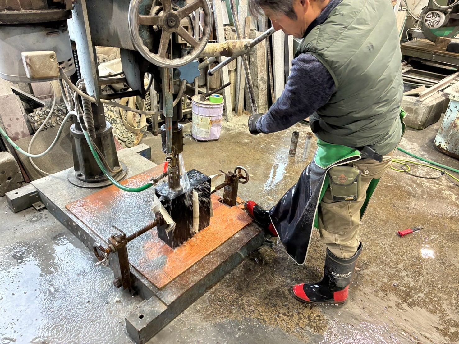 穴あけは自社工場で。現場ではなく、機械で正確に