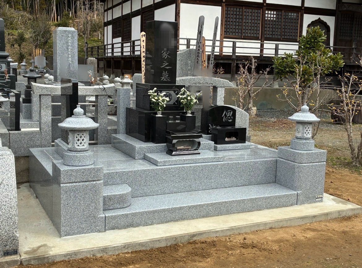 受け継いだ石塔と、新しいお墓が、一つの墓所に並びます