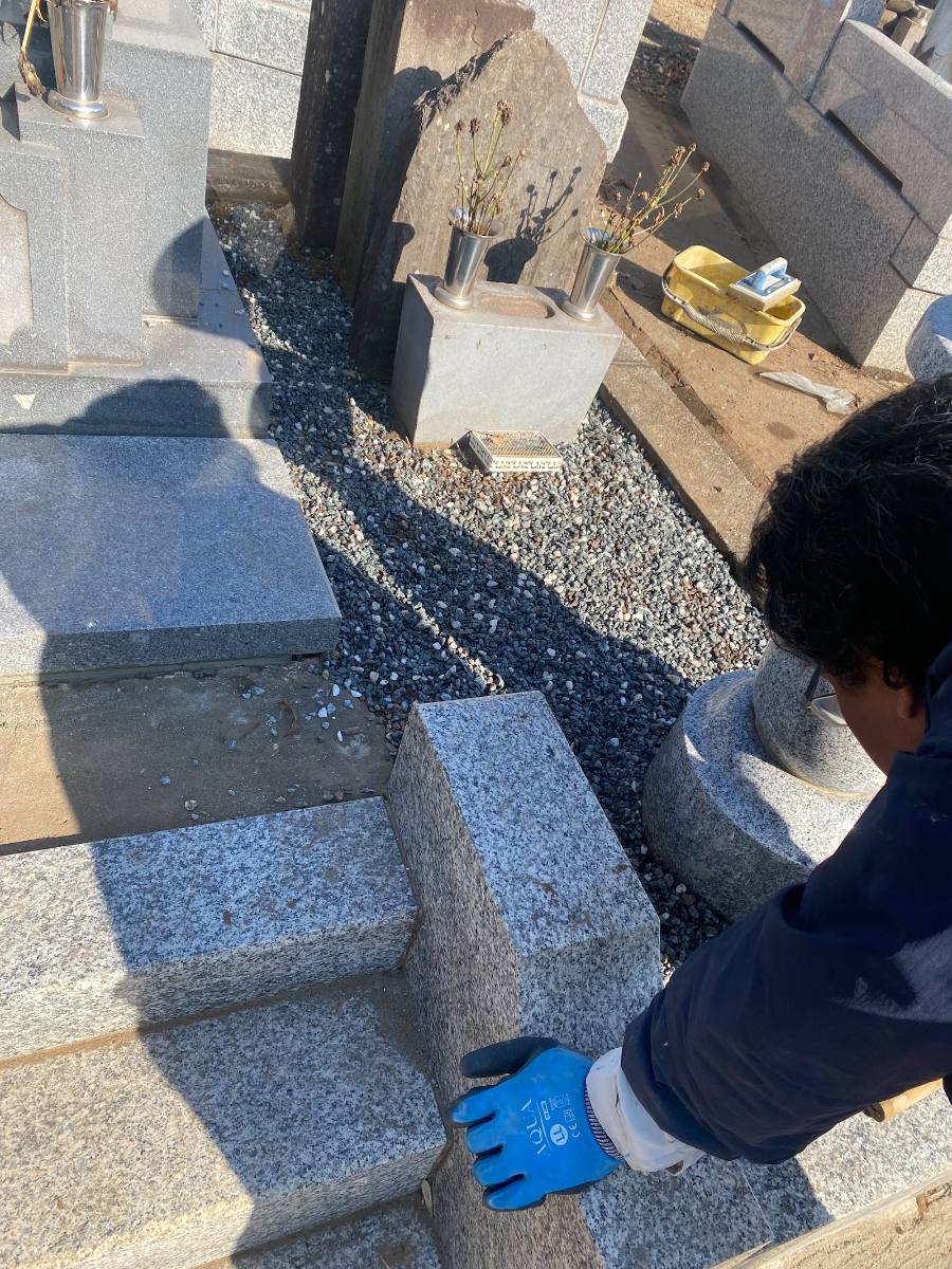 船橋市 お墓に五色砂利を敷き直している様子