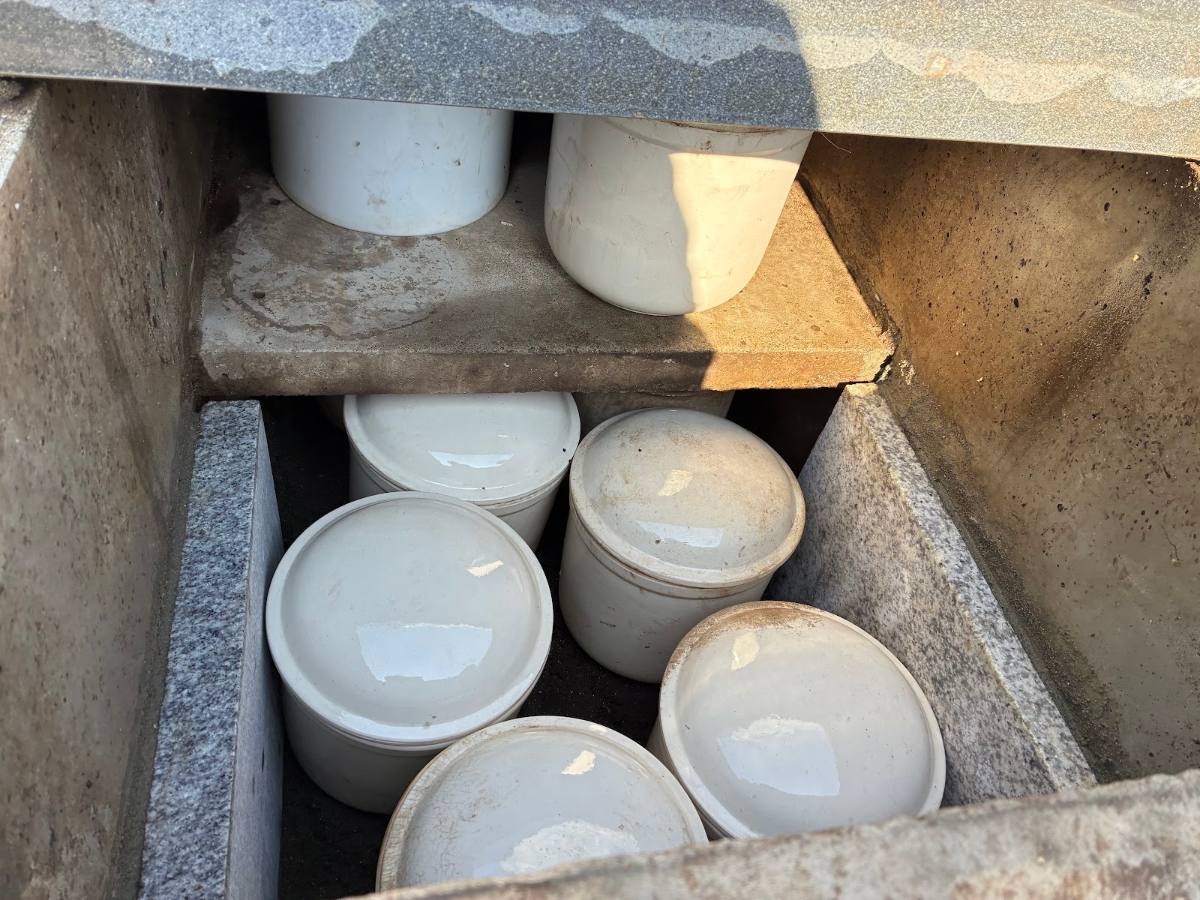 船橋市 骨壺でいっぱいになったお墓のカロートの中