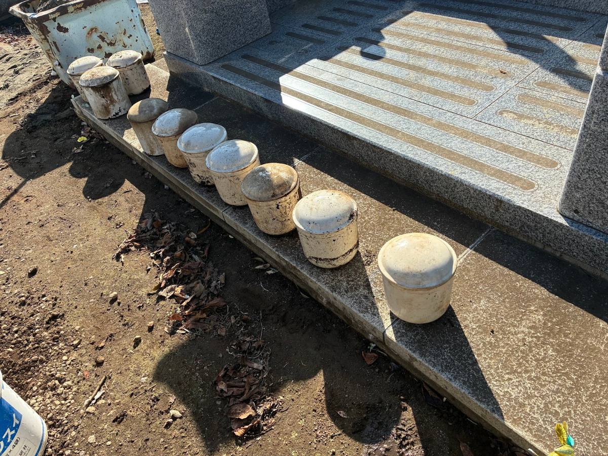 船橋市 取り出した骨壺を洗って並べた様子