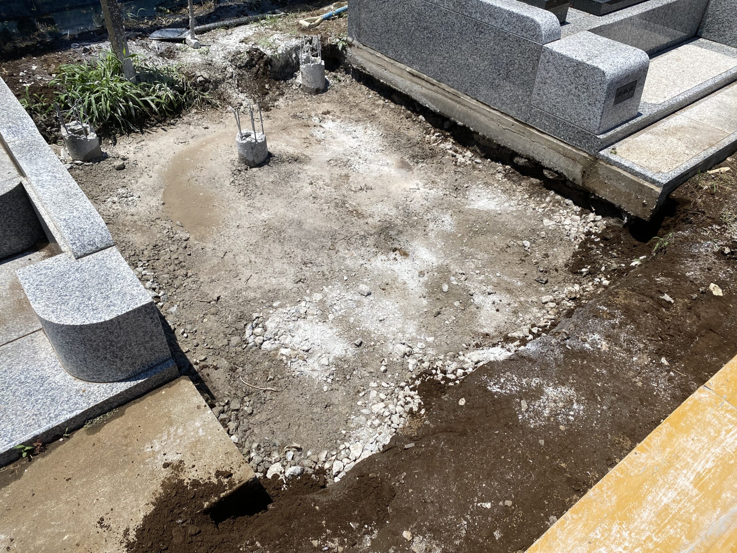 地盤補強工事の様子。杭を打ったあと、地盤をしっかり固めています。