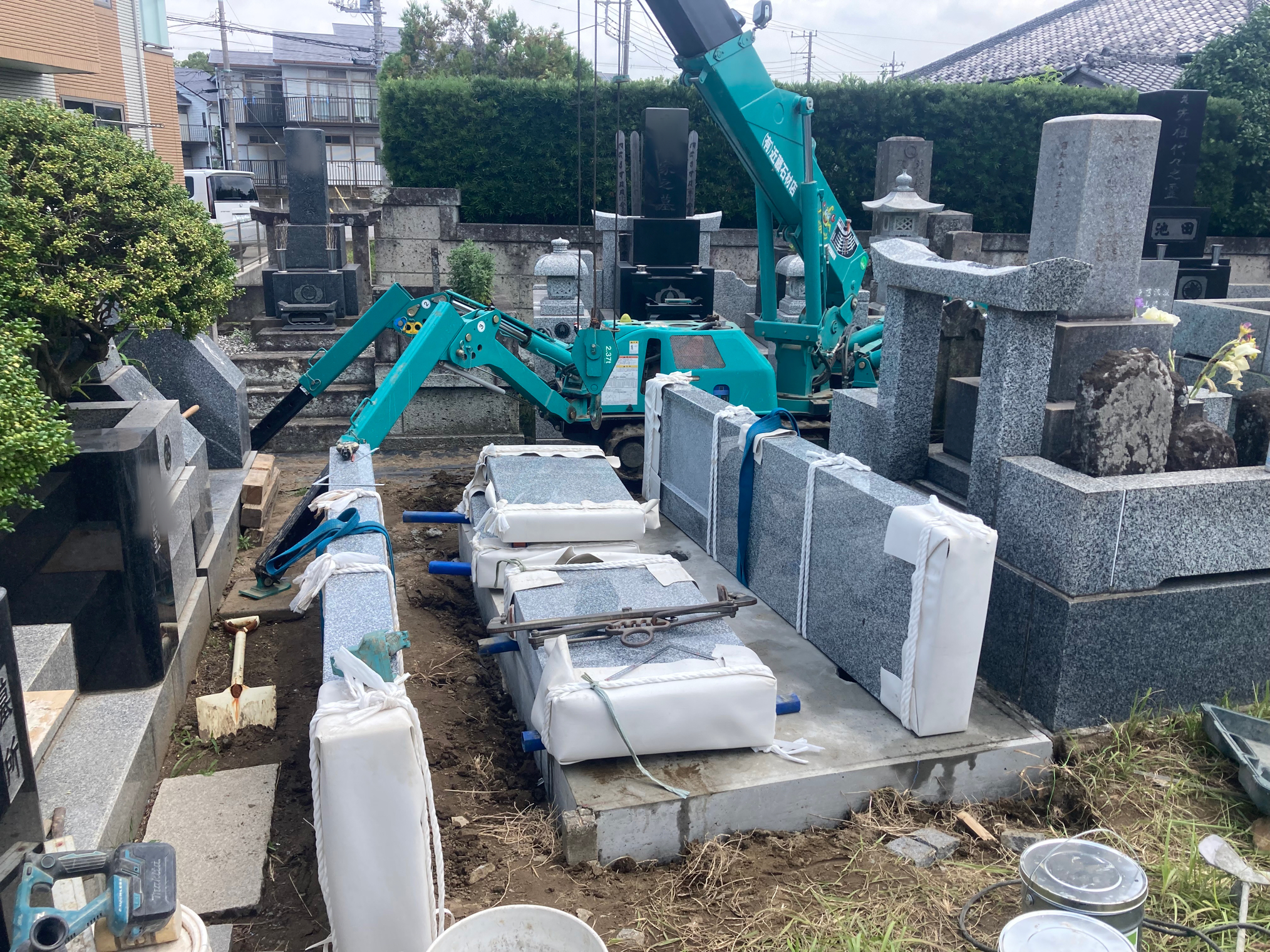 外柵の石を運び込んでいるところ。