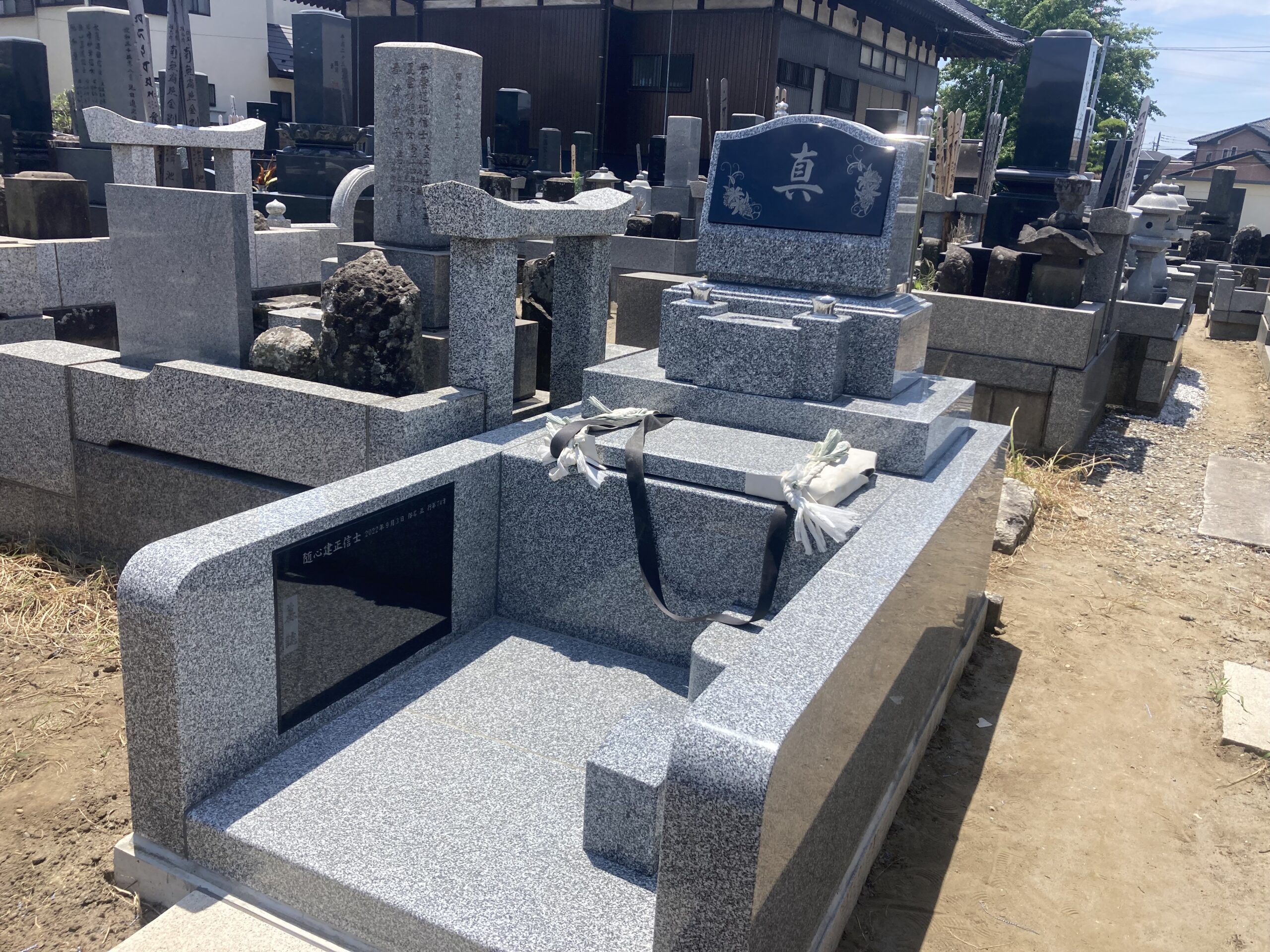 石塔に黒の板石をはめ込んでいるところ。