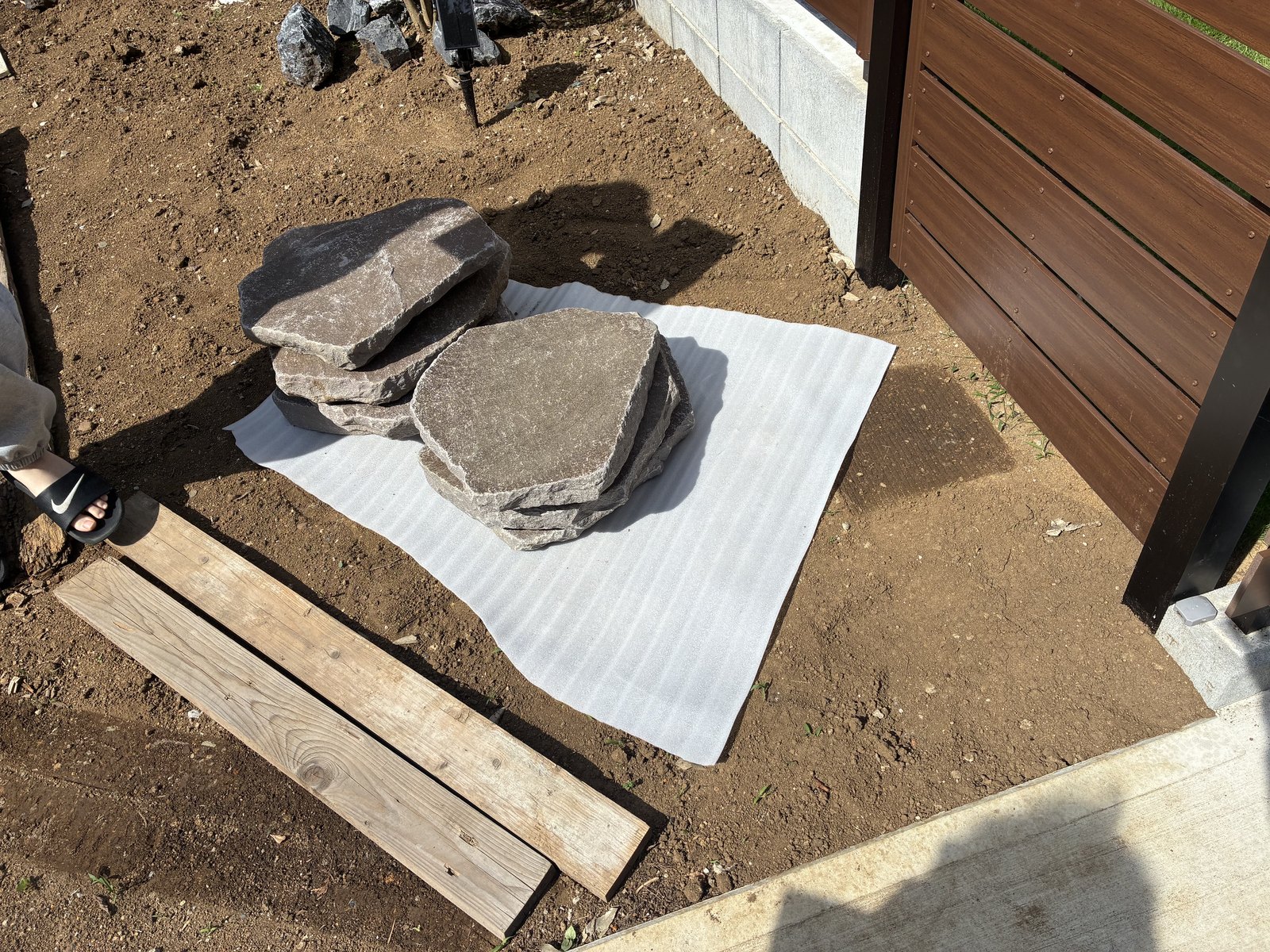 印西市のお庭にお届けした飛び石。近藤石材店が石だけをお分けした7枚