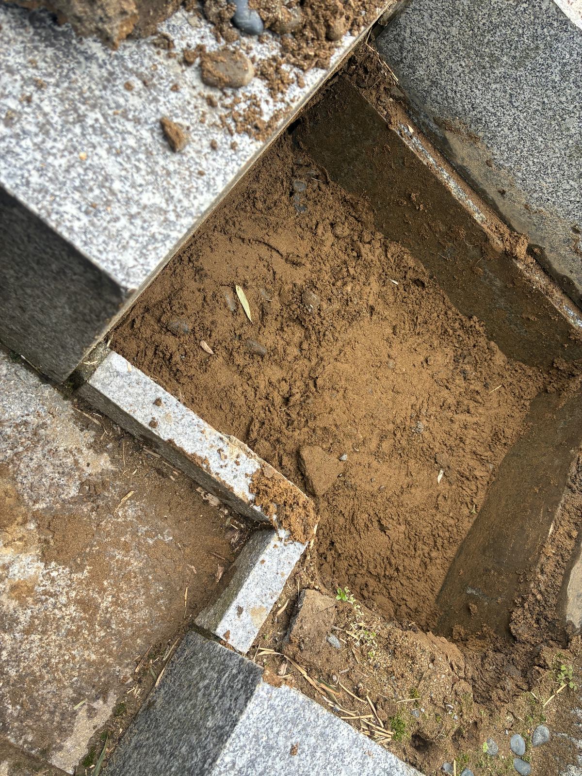 掘った底を平らに整えたところ。ここが傾いていると、上も傾きます。