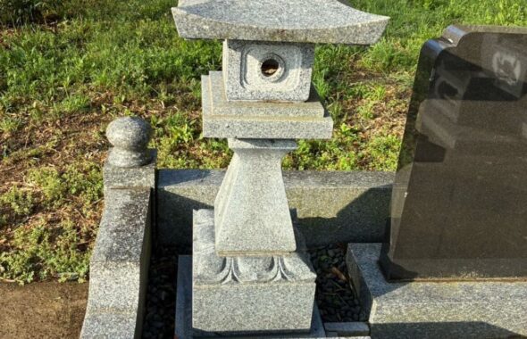据え直しが終わり、まっすぐ立った御影石の灯籠