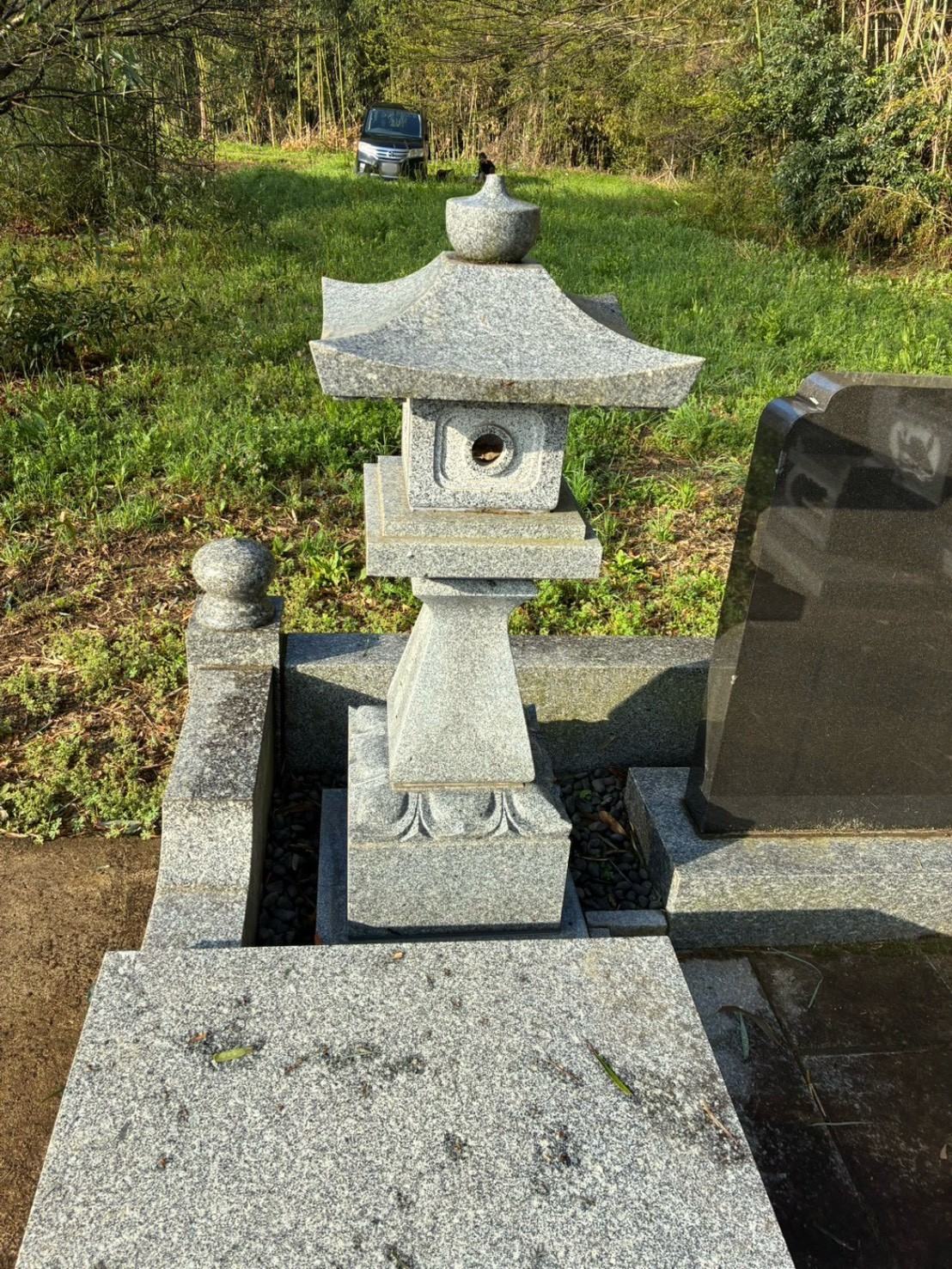 据え直しが終わり、まっすぐ立った御影石の灯籠