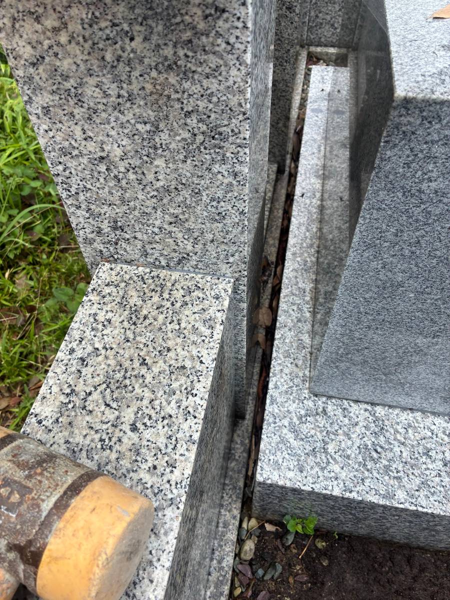 後方の塔婆立て。受け石があるため、水の抜け道がありませんでした。