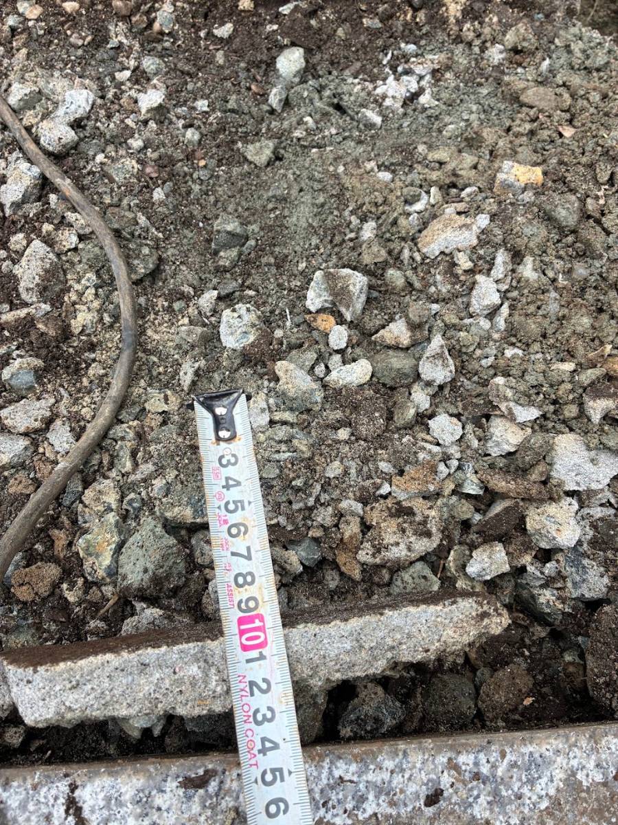 撤去した下地コンクリートの厚み。約2cmしかありませんでした。