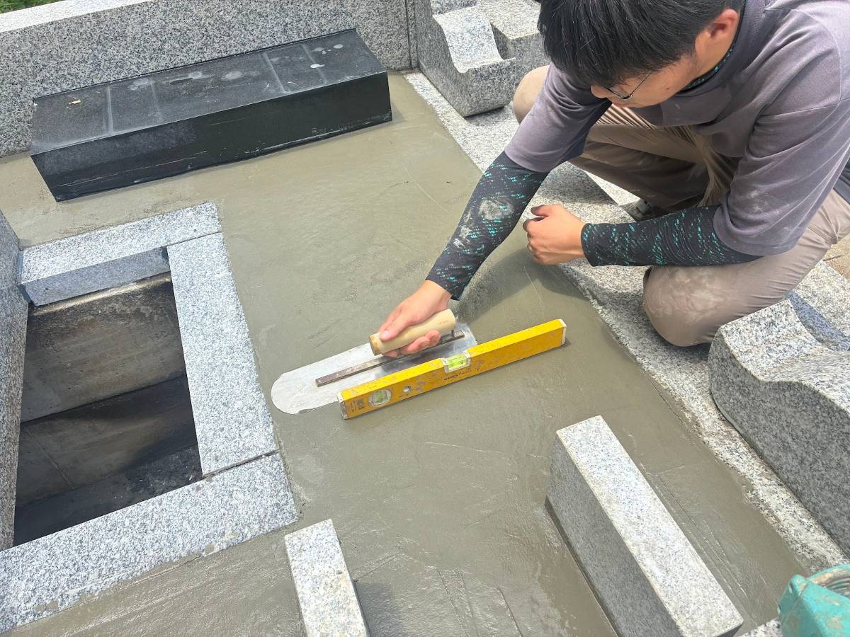 水勾配を見ながら、コンクリートを撫でて仕上げます。