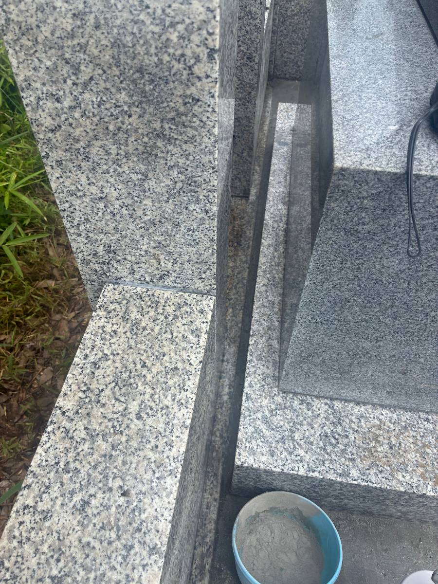塔婆立てを据えたところ。後ろに隙間が生まれました。