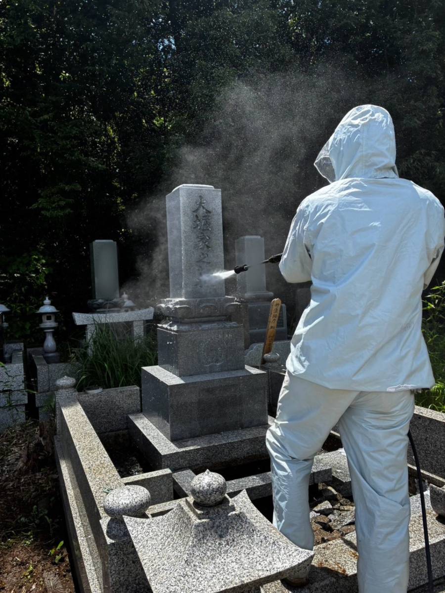 白ペンキを塗り直す前に、高圧洗浄で長年の汚れを落とします。
